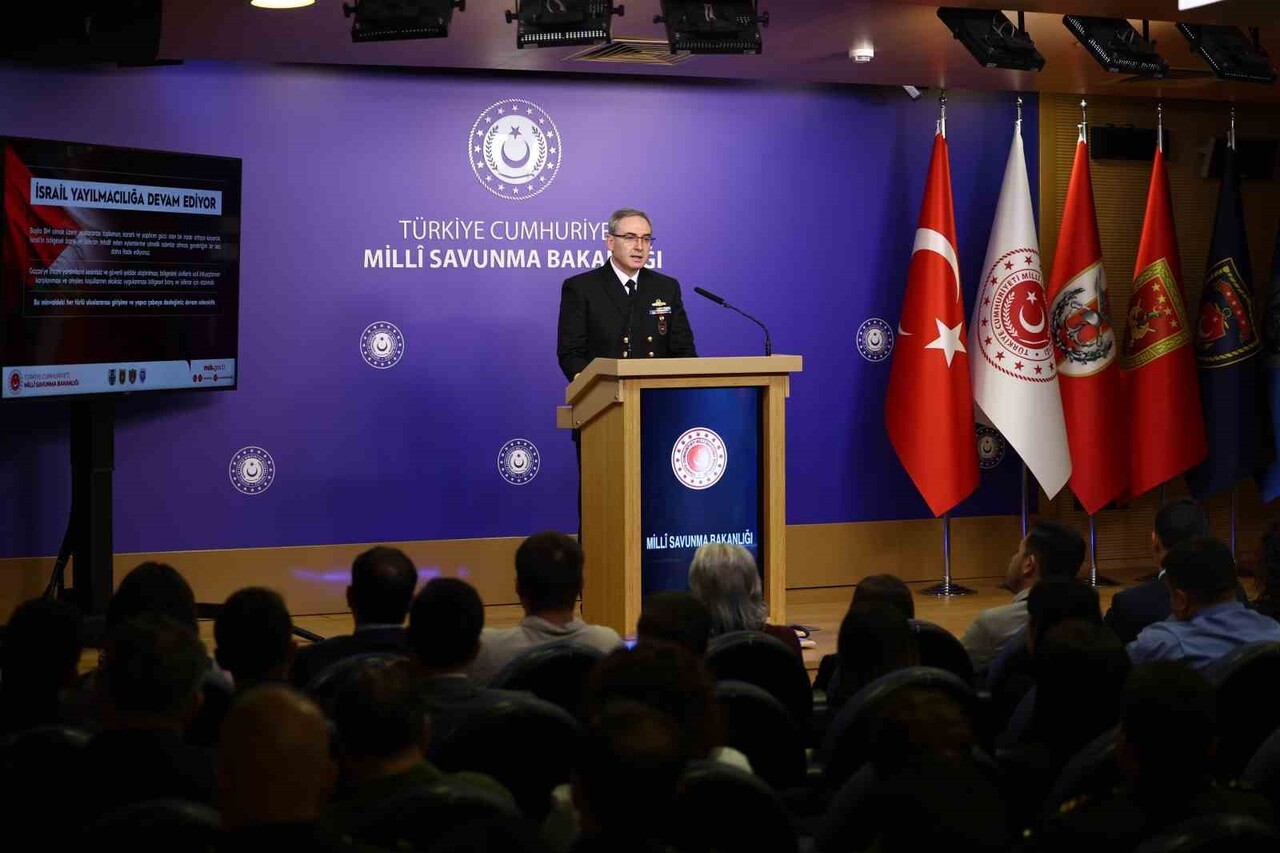 MİLLİ SAVUNMA BAKANLIĞI HAFTALIK BASIN BİLGİLENDİRME TOPLANTISI, BAKANLIKTA BULUNAN ŞEHİT GAZETECİ...