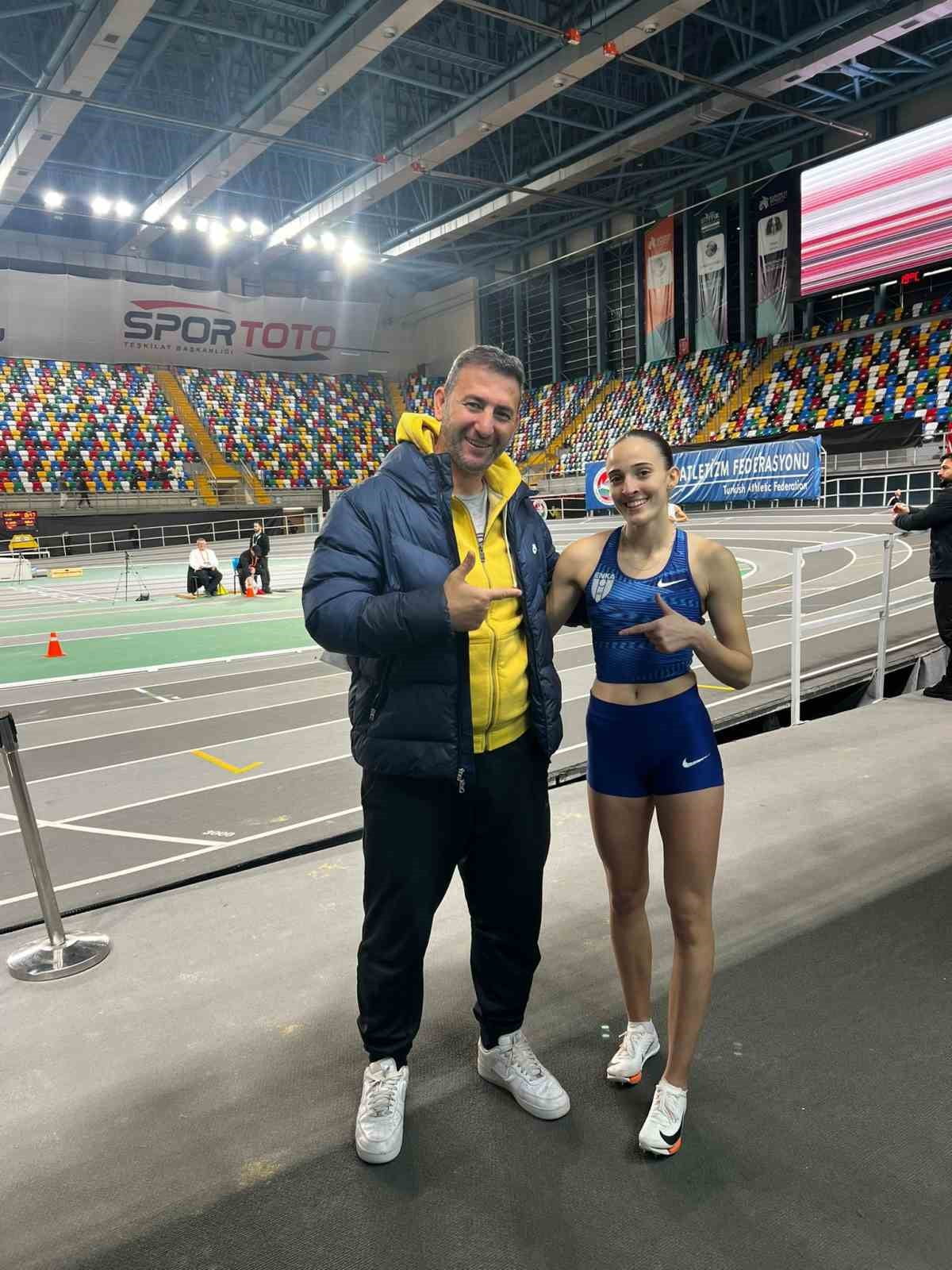 MİLLİ SPORCU EDANUR TULUM, 300 METRE SALON U20 KATEGORİSİNDE KIRDIĞI TÜRKİYE REKORUYLA ATLETİZM...