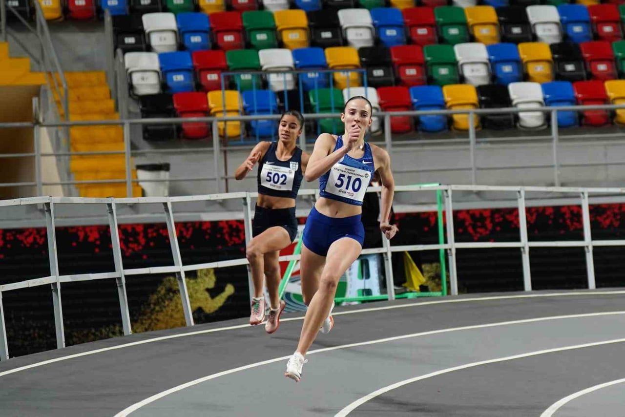 MİLLİ SPORCU EDANUR TULUM, 300 METRE SALON U20 KATEGORİSİNDE KIRDIĞI TÜRKİYE REKORUYLA ATLETİZM...