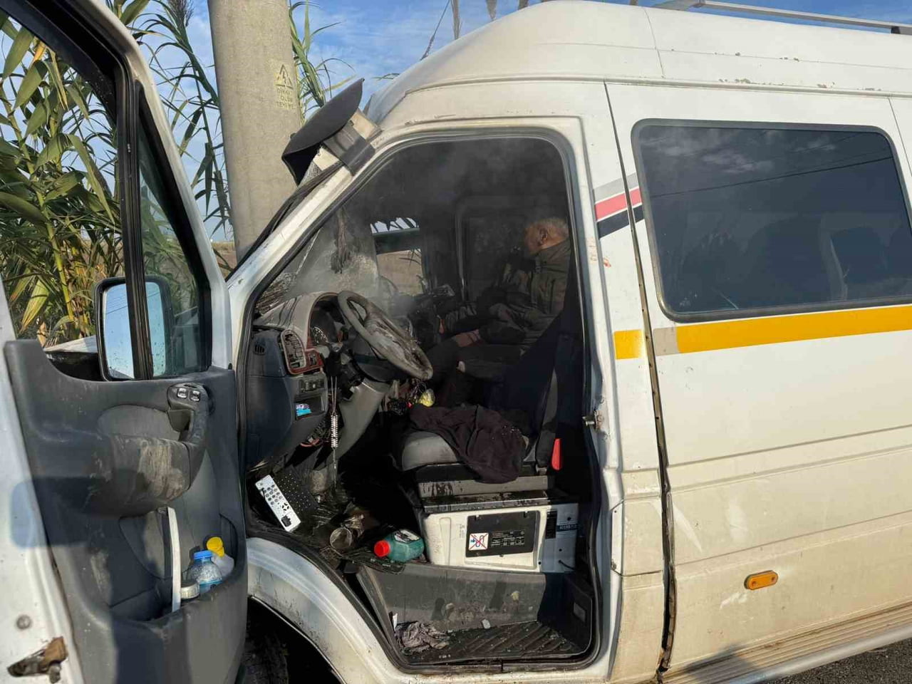 MİNİBÜSÜN ELEKTRİK DİREĞİNE ÇARPMASI SONUCU MEYDANA GELEN KAZADA, ARAÇTA BULUNAN YOLCULARDAN 1’İ...