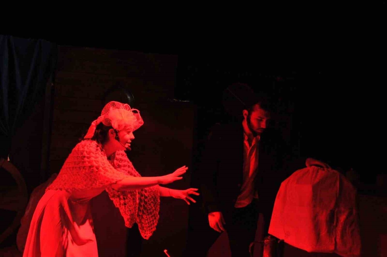 MSKÜ'DE TİYATRO RÜZGARI "MATMAZEL JULİE" İZLEYİCİYİ BÜYÜLEDİ