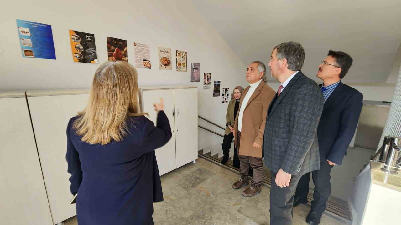 MÜDÜR YILMAZ, ULUSLARARASI YEMEK YARIŞMASINDA DERECEYE GİREN ÖĞRENCİLERİ ZİYARET ETTİ