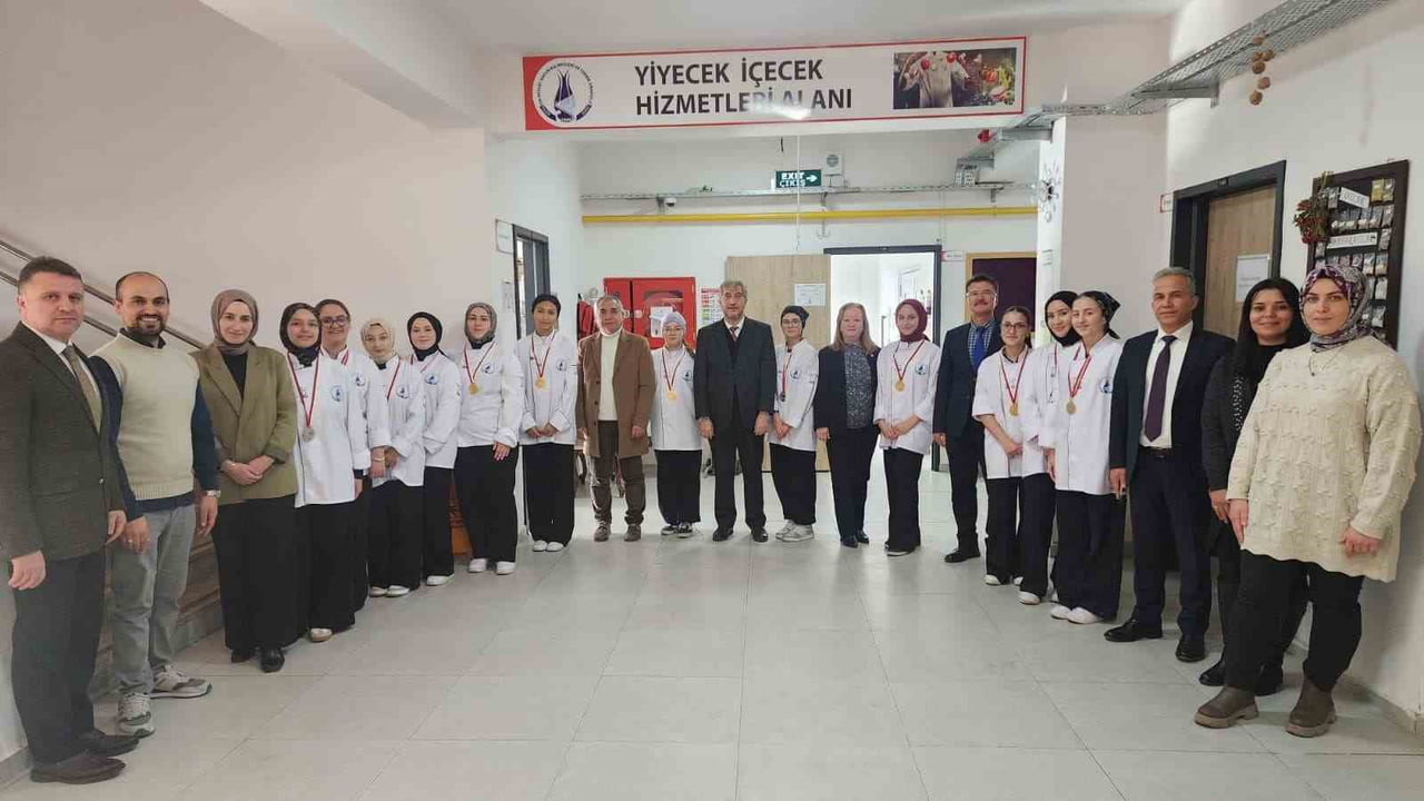 MÜDÜR YILMAZ, ULUSLARARASI YEMEK YARIŞMASINDA DERECEYE GİREN ÖĞRENCİLERİ ZİYARET ETTİ