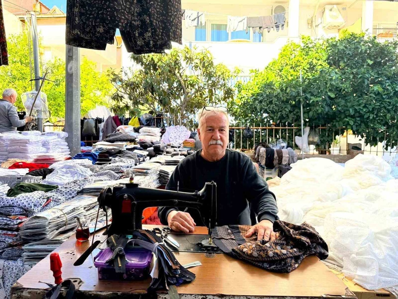 MUĞLA'NIN DATÇA İLÇESİNDEKİ SEMT PAZARINDA TEZGAH AÇAN ESNAF ARASINDA YER ALAN 63 YAŞINDAKİ İSMAİL...