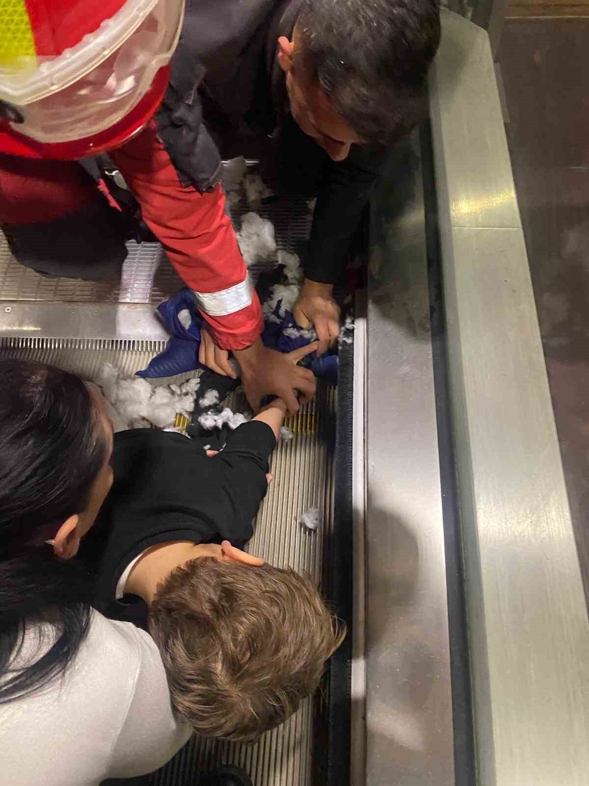 MUĞLA'NIN MENTEŞE İLÇESİNDE ALIŞVERİŞ MERKEZİNE ARKADAŞININ DOĞUM GÜNÜNÜ KUTLAMAK İÇİN GELEN 5...