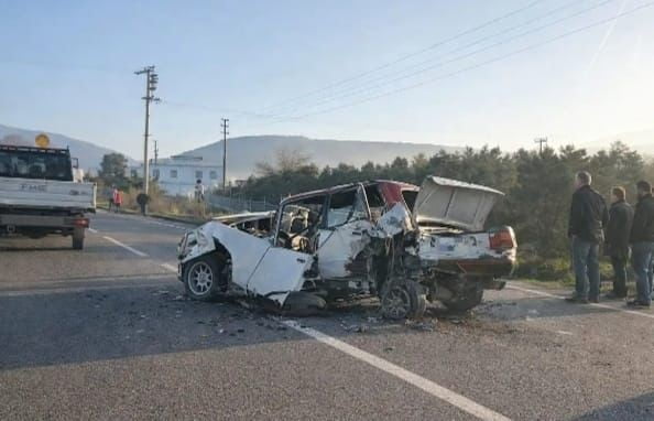 MUĞLA'NIN MİLAS İLÇESİNDE MEYDANA GELEN TRAFİK KAZASINDA SEYİR HALİNDEKİ BİR ARACIN ÇARPTIĞI TOFAŞ...