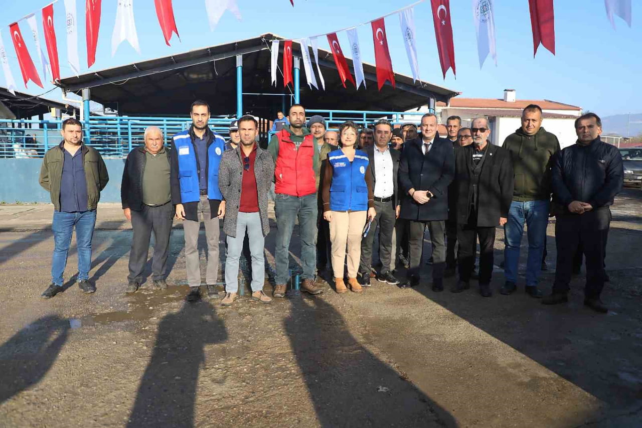 MUĞLA BÜYÜKŞEHİR BELEDİYESİNDEN HAYVAN ÜRETİCİLERİNE ‘TUZ TAŞI’