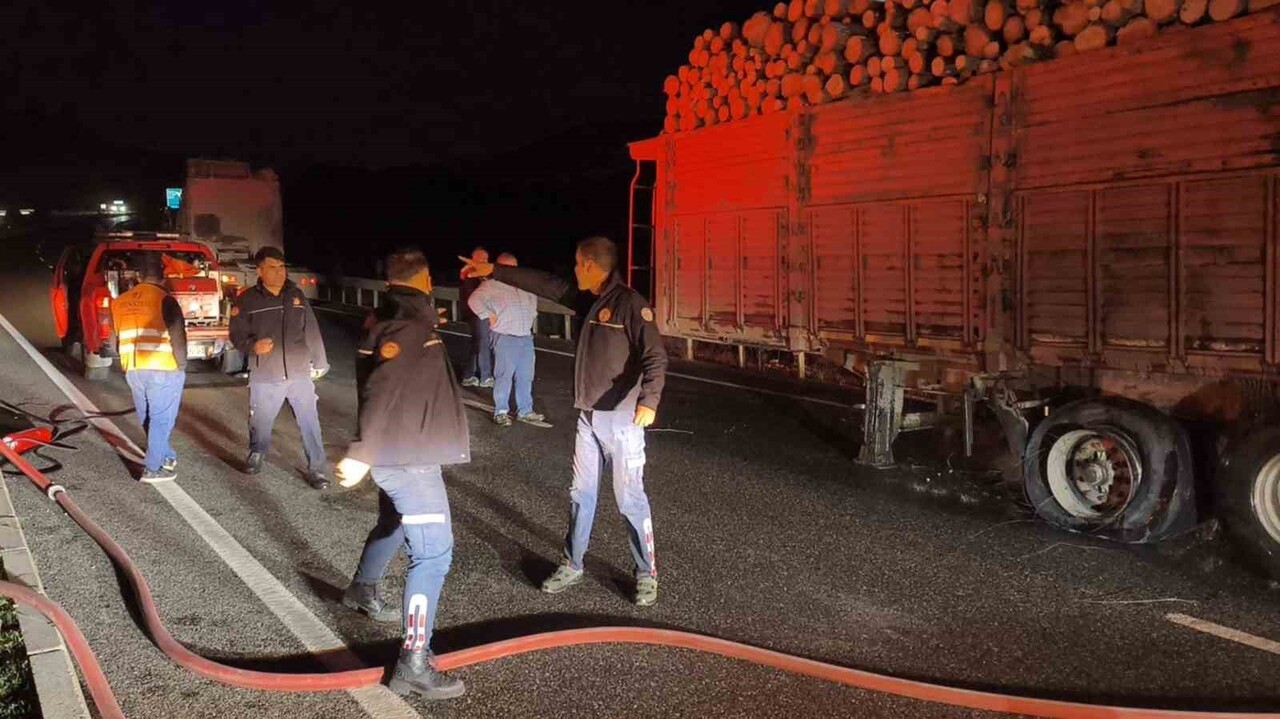 MUĞLA ÇEVRE YOLUNDA SEYİR HALİNDE OLAN TOMRUK YÜKLÜ BİR TIR, LASTİKLERİNDE BAŞLAYAN YANGIN İTFAİYE...