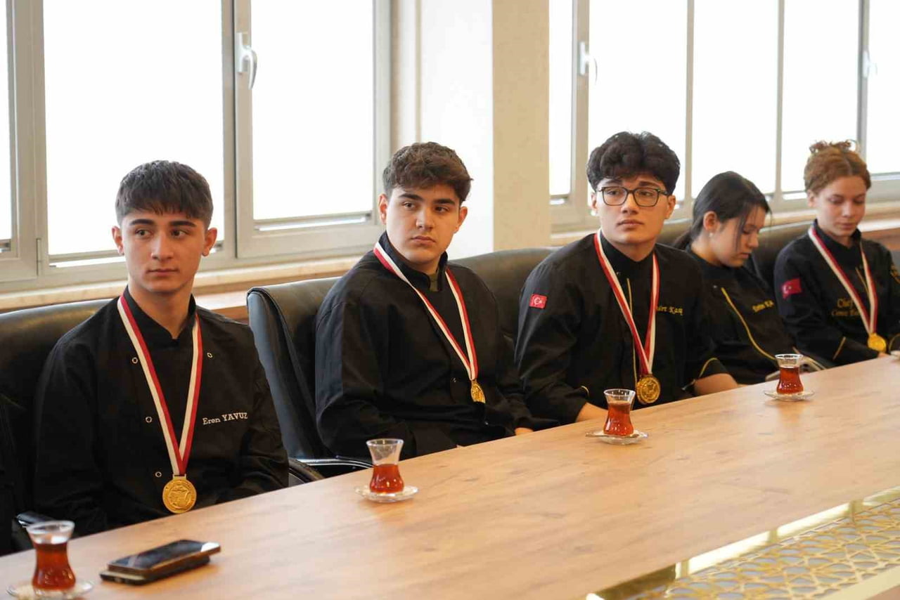 MUĞLA’NIN GURUR TABLOSU DÜNYA ŞAMPİYONU VE ALTIN ŞEFLER İL MÜDÜRÜ ÇAY İLE BULUŞTU