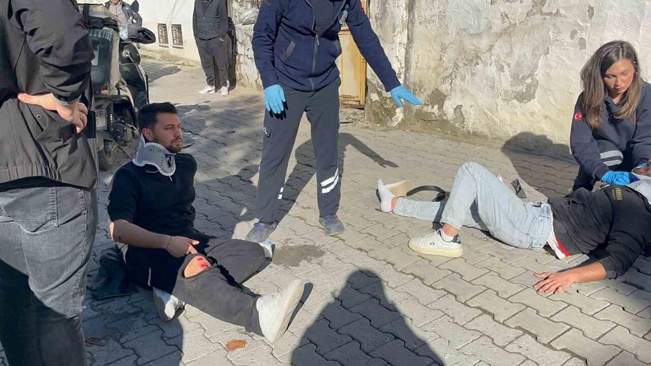 MUĞLA’NIN MENTEŞE İLÇESİ MUSLİHİTTİN MAHALLESİ’NDE TRAFİK KAZASI MEYDANA GELDİ.