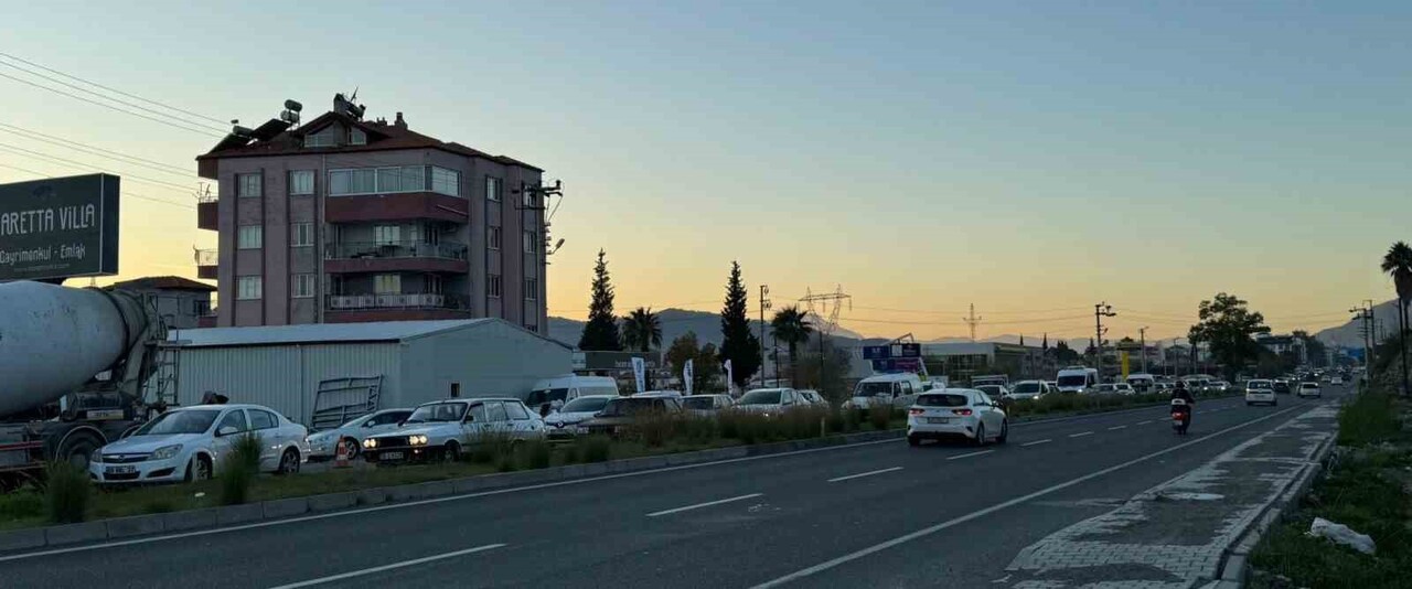 MUĞLA ORTACA İLÇESİNDE KARAYOLU ÜZERİNDE KALDIRIM ÇALIŞMASI YAPAN BİR İŞÇİYE BETON MİKSERİNİN...