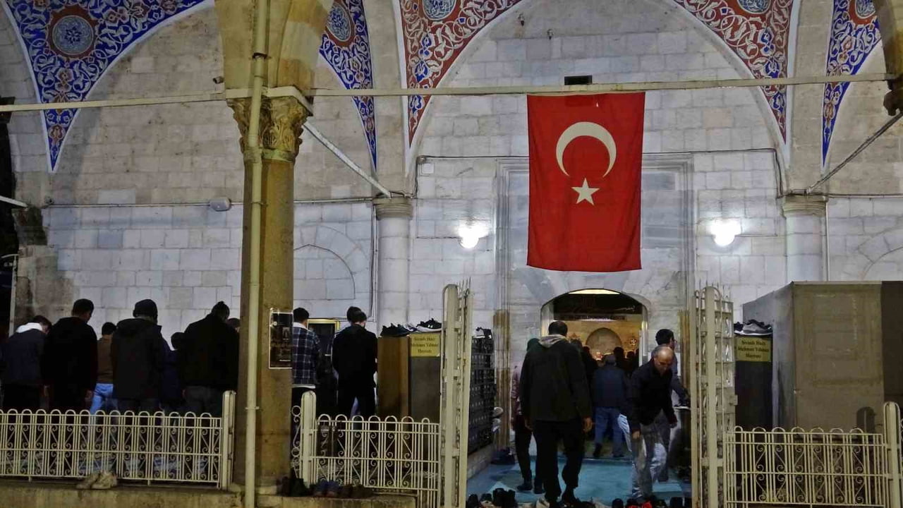 MURATPAŞA CAMİİ'NDE REGAİP KANDİLİ DOLAYISIYLA DÜZENLENEN PROGRAMA VATANDAŞLARIN İLGİSİ YOĞUN...