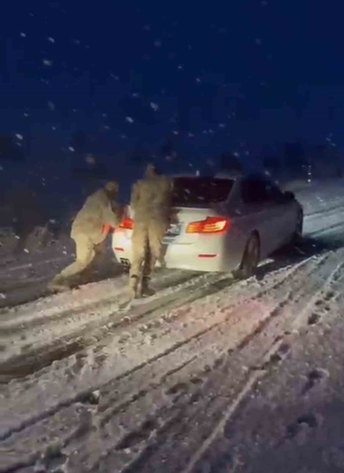 MUŞ'TA ETKİLİ OLAN KAR YAĞIŞI NEDENİYLE RAMPADA MAHSUR KALAN ARAÇLAR ASKERLERİN MÜDAHALESİYLE...