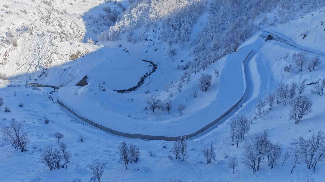 MUŞ'TA ETKİLİ OLAN KAR YAĞIŞININ ARDINDAN 113 PERSONEL VE 68 İŞ MAKİNESİYLE SAHAYA İNEN İL ÖZEL...