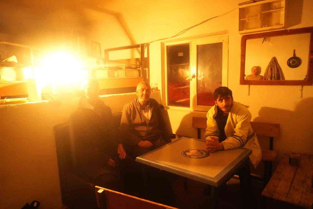 MUŞ'TA İKİ GÜNDÜR ETKİLİ OLAN KAR YAĞIŞI NEDENİYLE VEDAŞ'A AİT ELEKTRİK HATLARI HASAR GÖRDÜ....