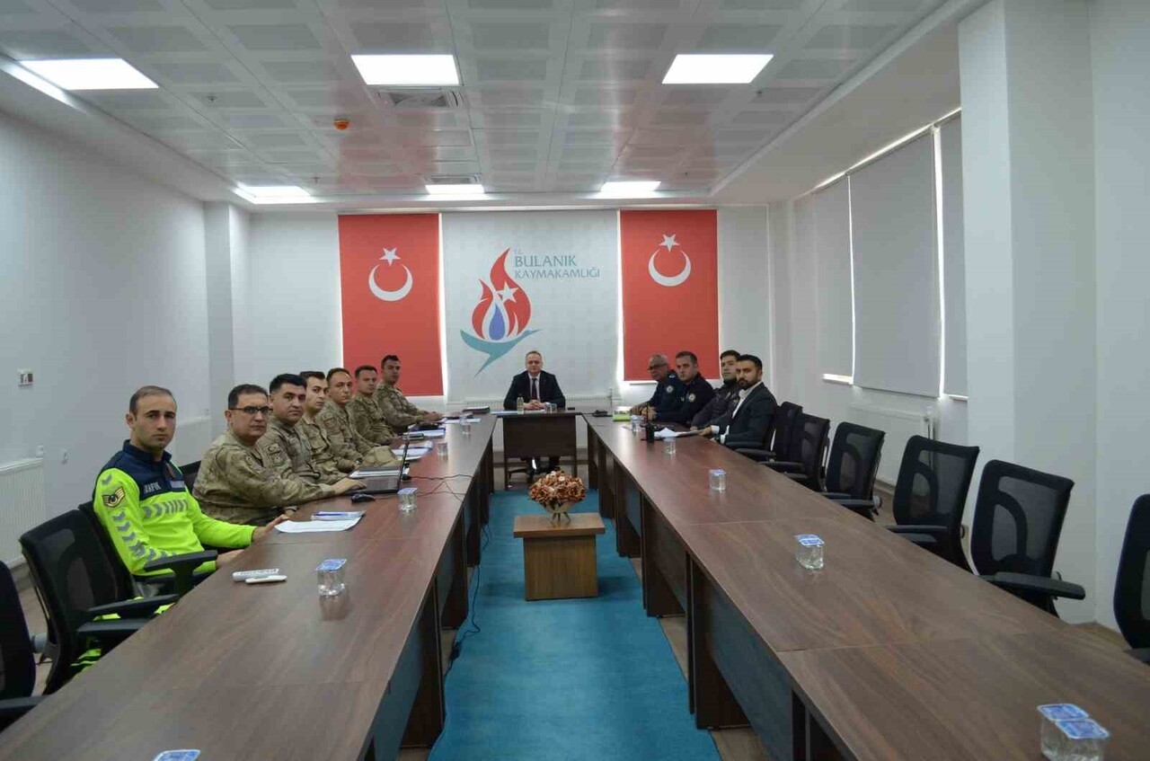 MUŞ'UN BULANIK KAYMAKAMI ÖMER ÖVÜNÇ KOŞANSU BAŞKANLIĞINDA "AYLIK GÜVENLİK VE ASAYİŞ TOPLANTISI"...