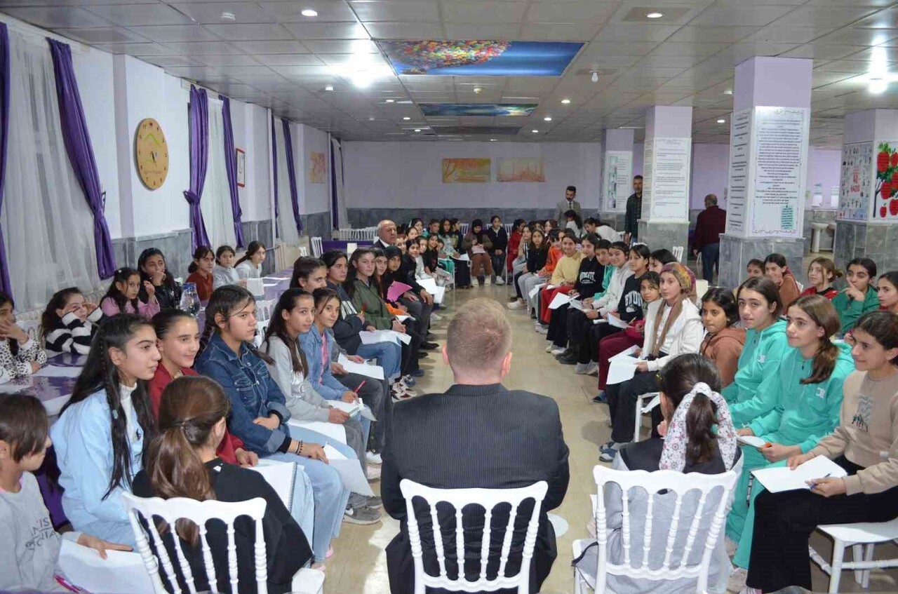 MUŞ'UN BULANIK KAYMAKAMI ÖMER ÖVÜNÇ KOŞANSU, İLÇEDE UYGULANAN "BENİM EVİM PANSİYON" PROJESİ...