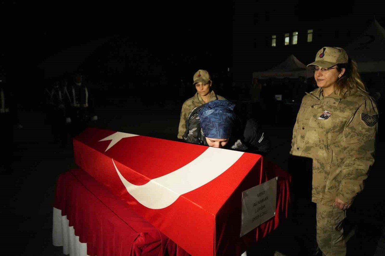 MUŞ'UN KORKUT İLÇE JANDARMA KOMUTANI ÜSTEĞMEN ALİ KABLAN, MAKAM ODASINDA SİLAH BAKIMINI YAPTIĞI...