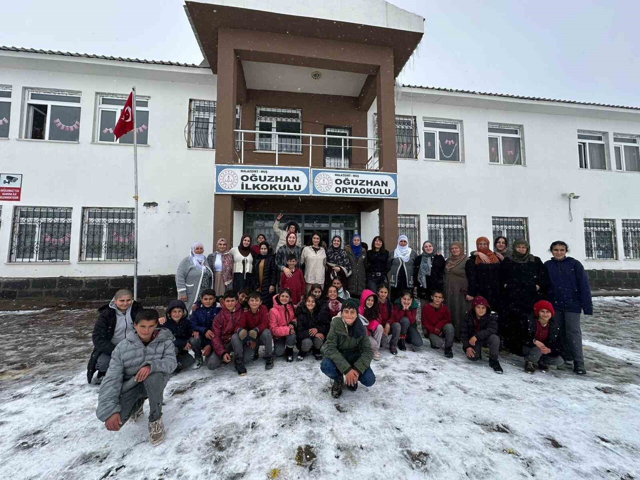 MUŞ'UN MALAZGİRT İLÇESİNE BAĞLI OĞUZHAN KÖYÜ İLK VE ORTAOKULU'NDA, YERLİ MALI HAFTASI KAPSAMINDA...