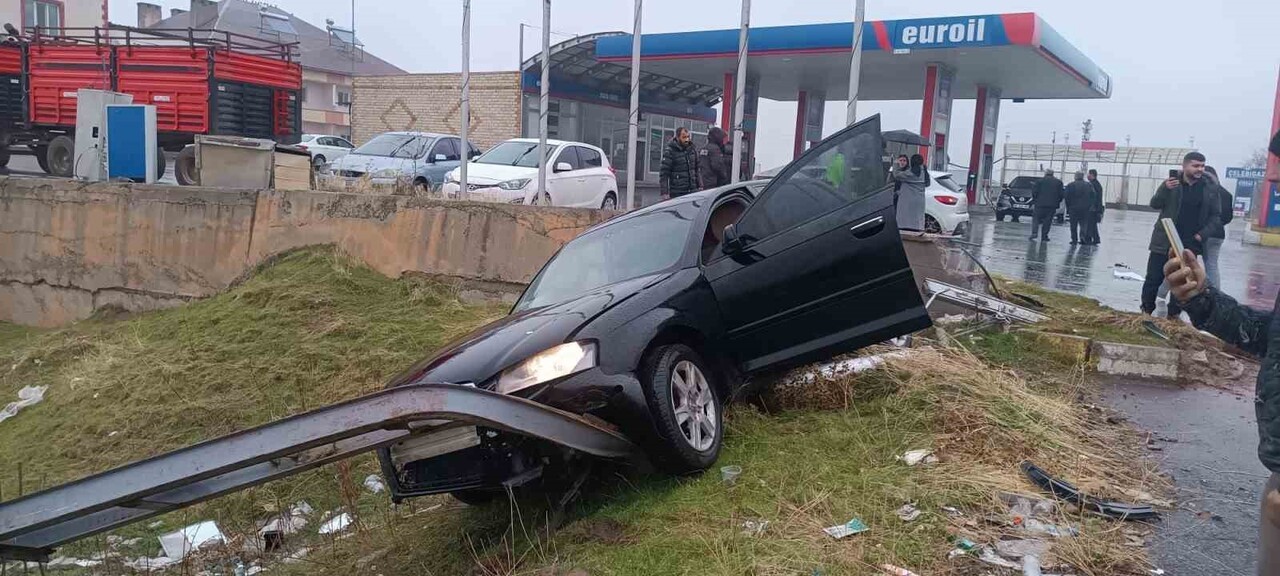 MUŞ-BİTLİS KARAYOLUNDA İKİ OTOMOBİLİN ÇARPIŞMASI SONUCU MEYDANA GELEN KAZADA 3 KİŞİ YARALANDI....