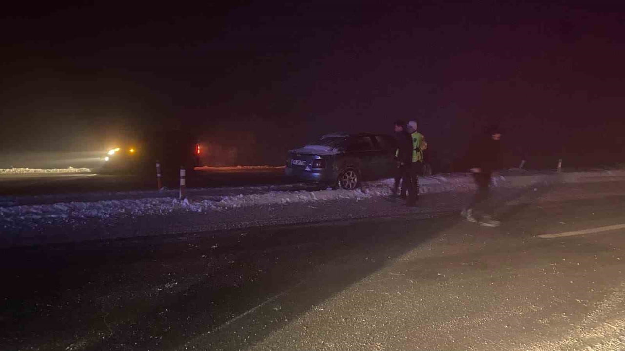 MUŞ-BİTLİS KARAYOLUNDA YOĞUN SİS VE BUZLANMA NEDENİYLE KONTROLDEN ÇIKAN OTOMOBİLİN ORTA REFÜJE...