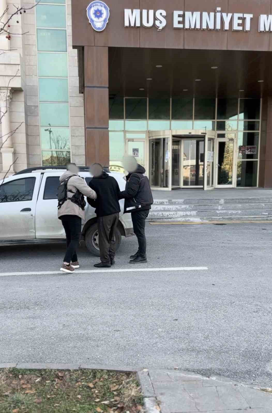 MUŞ İL EMNİYET MÜDÜRLÜĞÜ EKİPLERİNCE ŞEHİRLER ARASI OTOBÜSTE YAKALANAN 2 İRAN UYRUKLU ŞAHSIN...