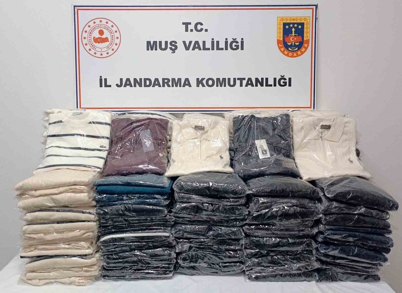 MUŞ İL JANDARMA KOMUTANLIĞI EKİPLERİNCE SAHTE VE TAKLİT ÜRÜN SATANLARA YÖNELİK DÜZENLENEN...