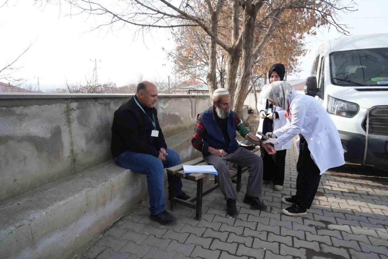 MUŞ İL SAĞLIK MÜDÜRLÜĞÜNE BAĞLI EKİPLER, SAĞLIK OCAĞI BULUNMAYAN KIRSAL YERLEŞİMLERDE YAŞAYAN...