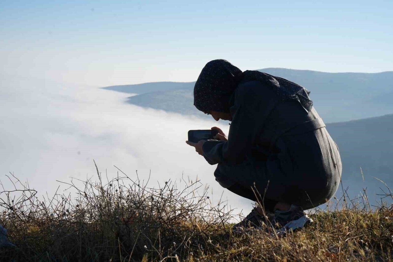 MUŞ OVASI’NI VE DAĞLARIN ETEKLERİ KAPLAYAN SİS, KARTPOSTALLIK GÖRÜNTÜLER OLUŞTURDU.