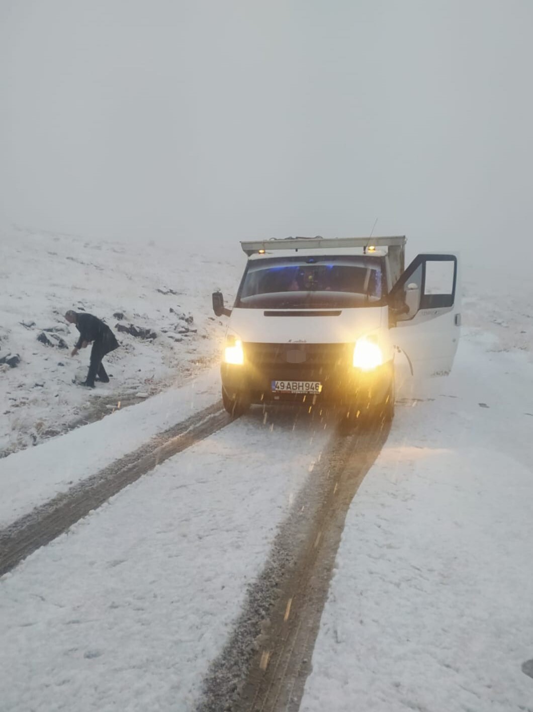 MUŞ’TA AKŞAM SAATLERİNDE ETKİSİNİ ARTIRAN KAR YAĞIŞI, ULAŞIMDA AKSAMALARA NEDEN OLDU.