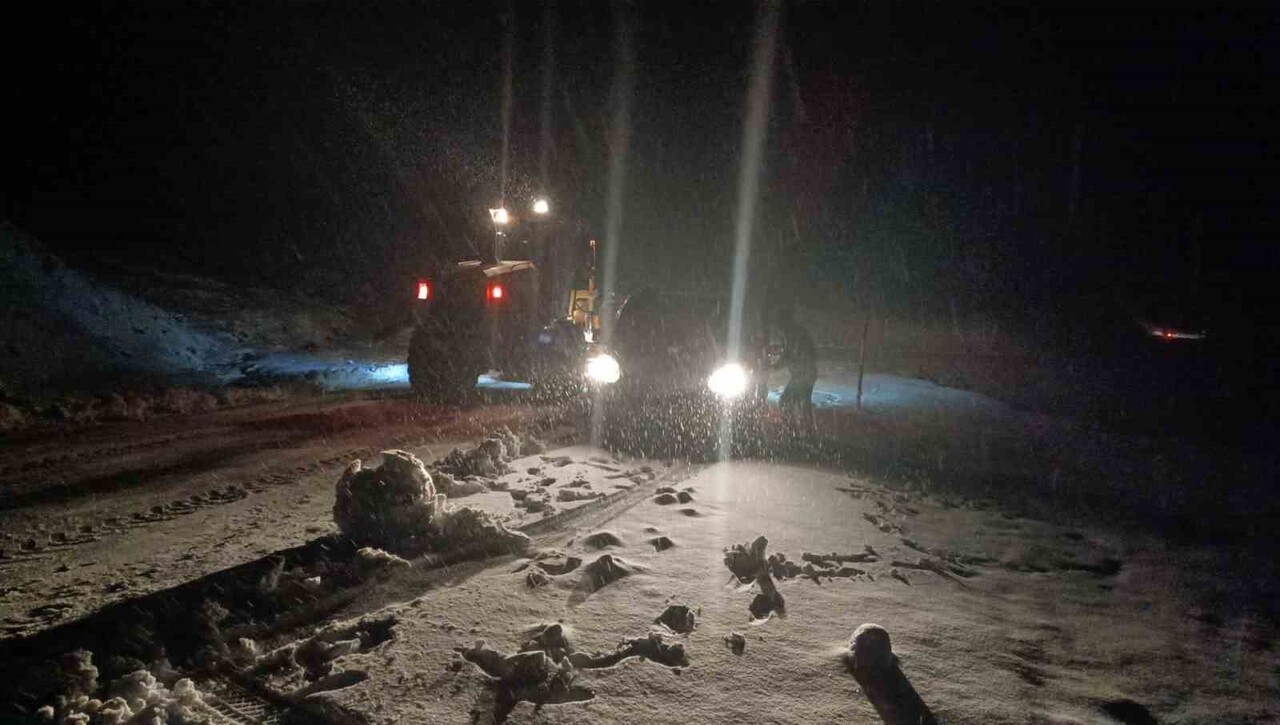 MUŞ’TA AKŞAM SAATLERİNDE ETKİSİNİ ARTIRAN KAR YAĞIŞI, ULAŞIMDA AKSAMALARA NEDEN OLDU.