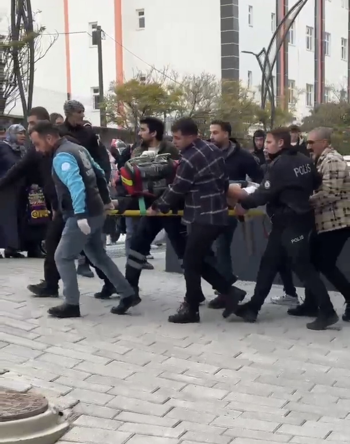 MUŞ’TA BİR APARTMAN DAİRESİNDE YAŞAYAN ŞAHISTAN HABER ALAMAYAN ARKADAŞLARININ İHBARI ÜZERİNE...