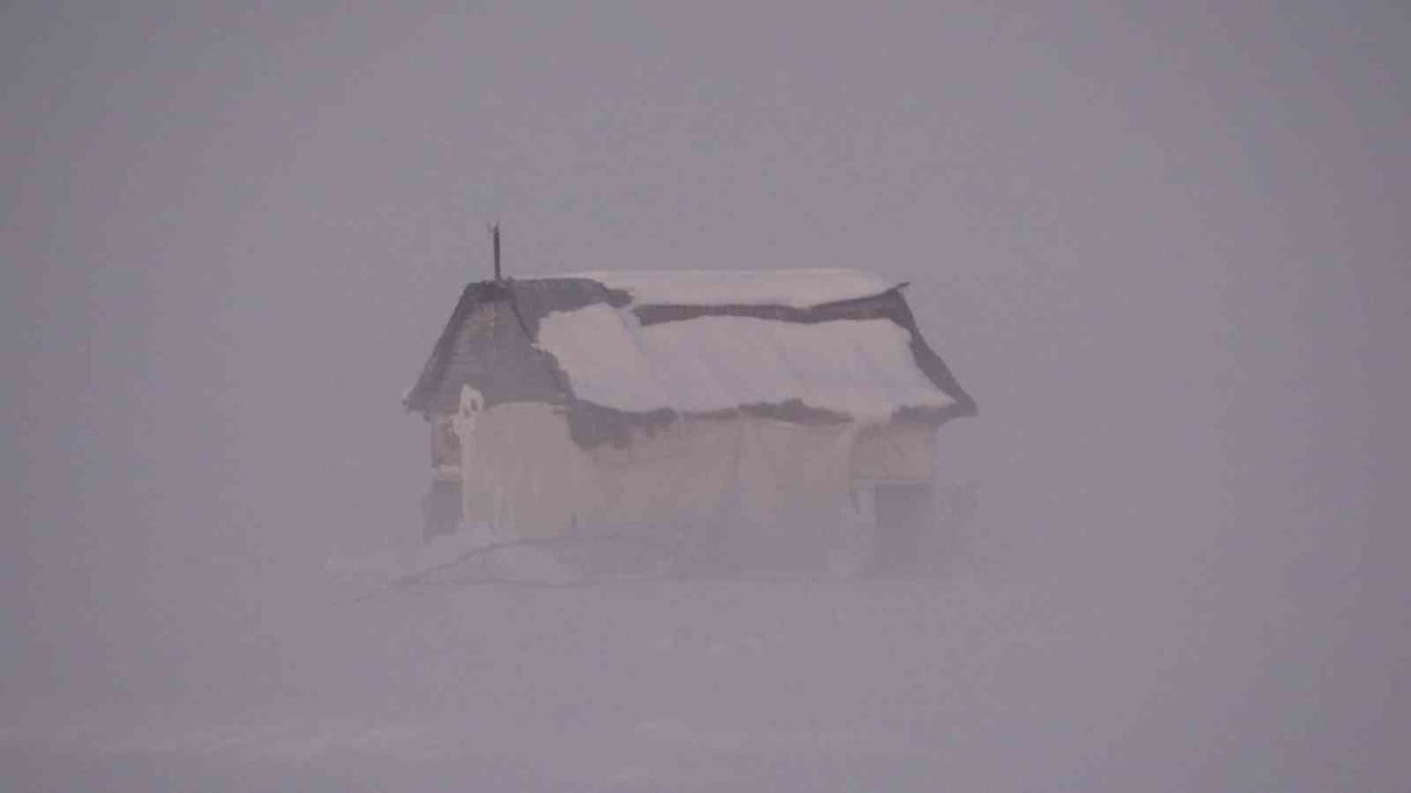 MUŞ’TA ETKİLİ OLAN YOĞUN SİS, GÜN BATIMININ KIZIL TONLARIYLA BİRLEŞEREK ÖZELLİKLE MUŞ OVASI’NDA...
