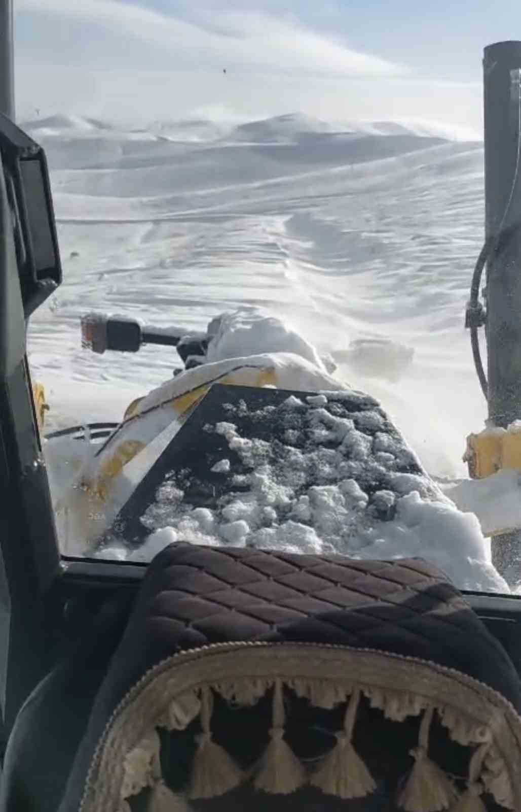MUŞ’TA ETKİSİNİ ARTIRAN YOĞUN KAR YAĞIŞI NEDENİYLE KENT GENELİNDE 333 KÖY YOLU ULAŞIMA KAPANDI....