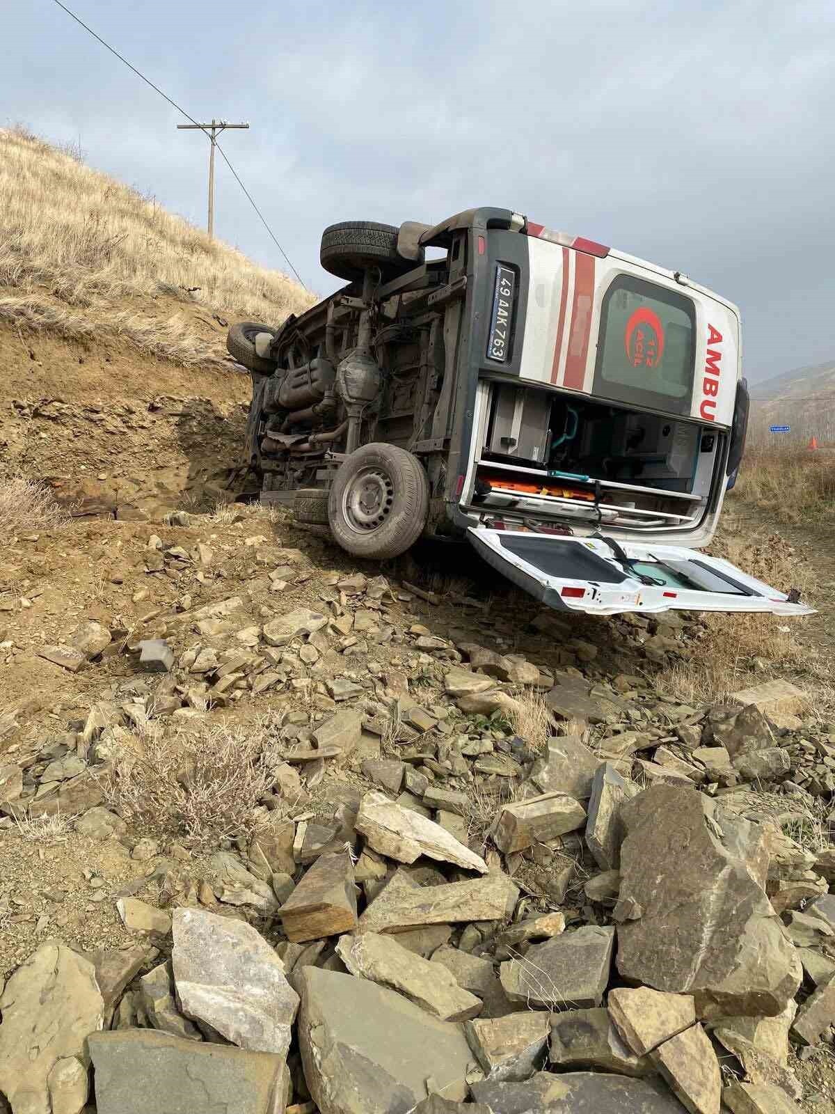 MUŞ’TA HASTANEYE DÖNÜŞ YOLUNDA SEYİR HALİNDEKİ BİR AMBULANSIN DEVRİLMESİ SONUCU 3 KİŞİ...