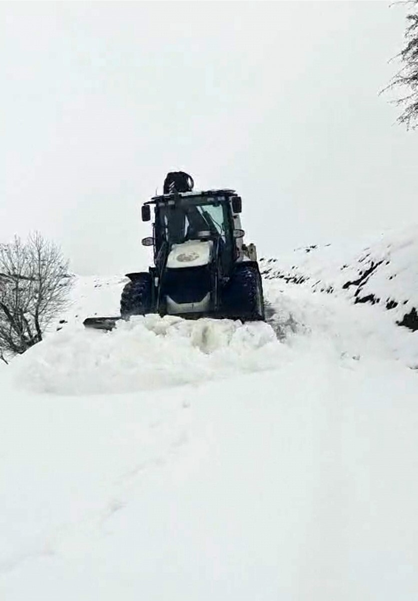 MUŞ’TA KAR VE TİPİ NEDENİYLE KAPANAN KÖY YOLLARI, İL ÖZEL İDARESİ EKİPLERİNİN ÇALIŞMASIYLA YENİDEN...
