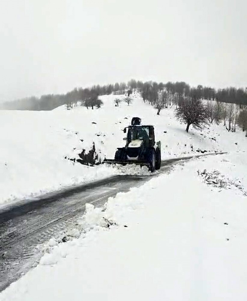 MUŞ’TA KAR VE TİPİ NEDENİYLE KAPANAN KÖY YOLLARI, İL ÖZEL İDARESİ EKİPLERİNİN ÇALIŞMASIYLA YENİDEN...