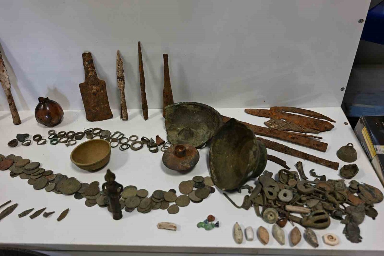 MUŞ’TA KOM EKİPLERİNCE 7 ADRESE EŞ ZAMANLI DÜZENLENEN OPERASYONDA ÇOK SAYIDA SİLAH, MÜHİMMAT VE...