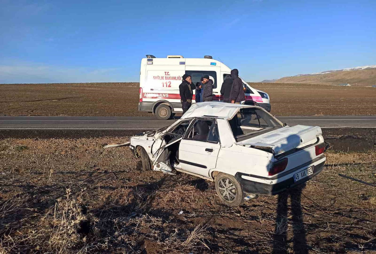 MUŞ’TA KONTROLDEN ÇIKAN OTOMOBİLİN TAKLA ATMASI SONUCU 4 KİŞİ YARALANDI.