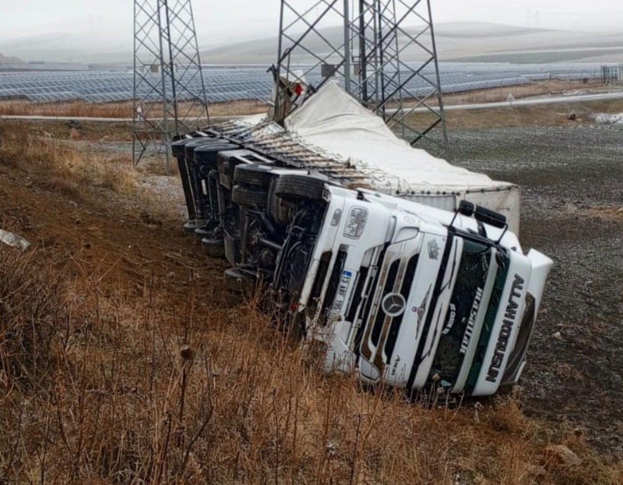 MUŞ’TA SEYİR HALİNDEKİ BİR TIR, VİRAJI ALAMAYARAK ŞARAMPOLE YUVARLANDI.