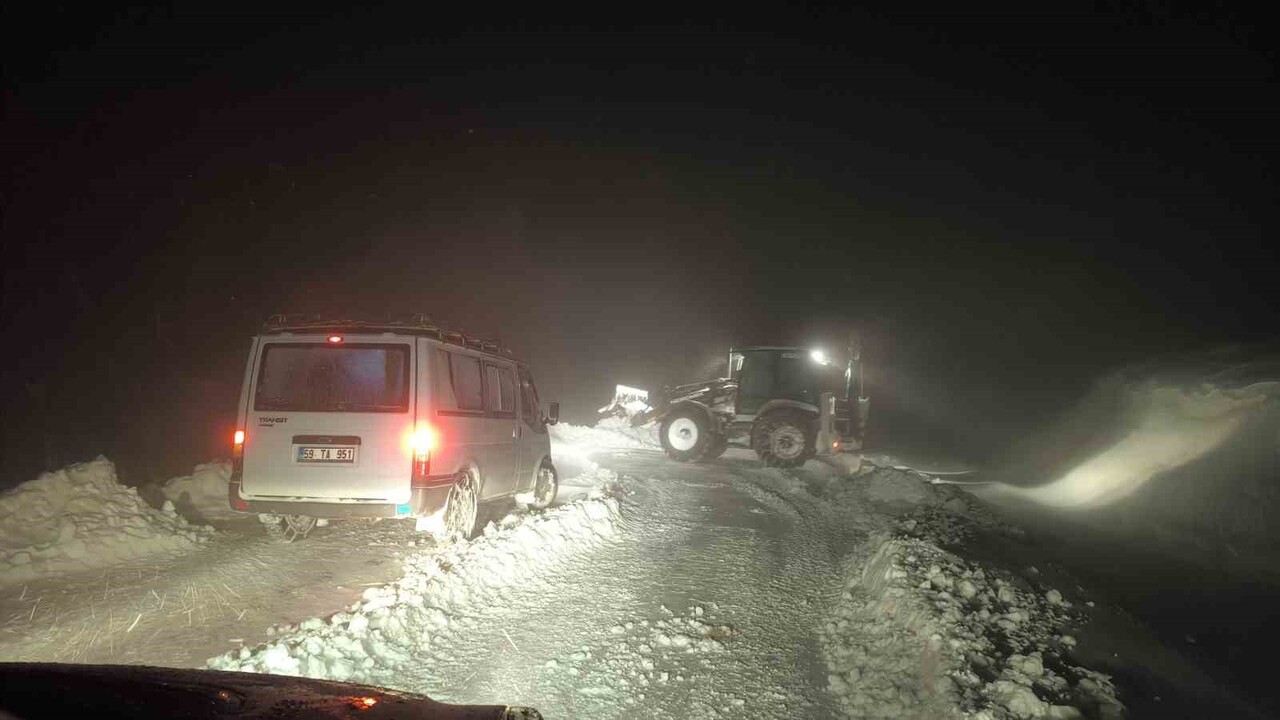 MUŞ’TA YOĞUN KAR YAĞIŞI VE FIRTINA NEDENİYLE KAPANAN DERECİK-ÜÇEVLER GRUP KÖY YOLUNDA, İKİ ARAÇTA...