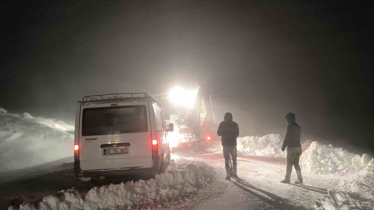 MUŞ’TA YOĞUN KAR YAĞIŞI VE FIRTINA NEDENİYLE KAPANAN DERECİK-ÜÇEVLER GRUP KÖY YOLUNDA, İKİ ARAÇTA...