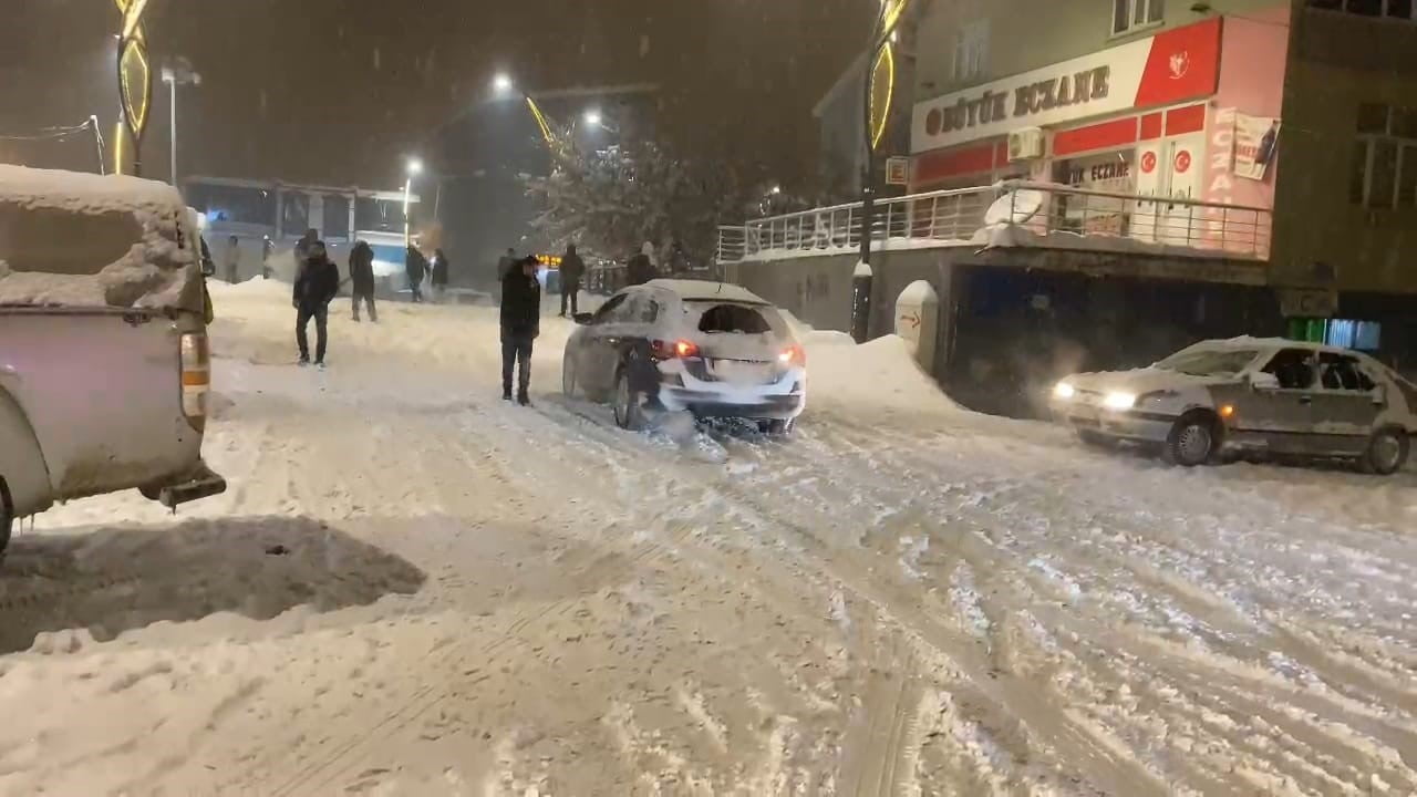 MUŞ’UN HASKÖY İLÇESİNDE ETKİLİ OLAN KAR YAĞIŞININ ARDINDAN KAYGANLAŞAN YOLLARDA ARAÇLARIN KAYDIĞI...