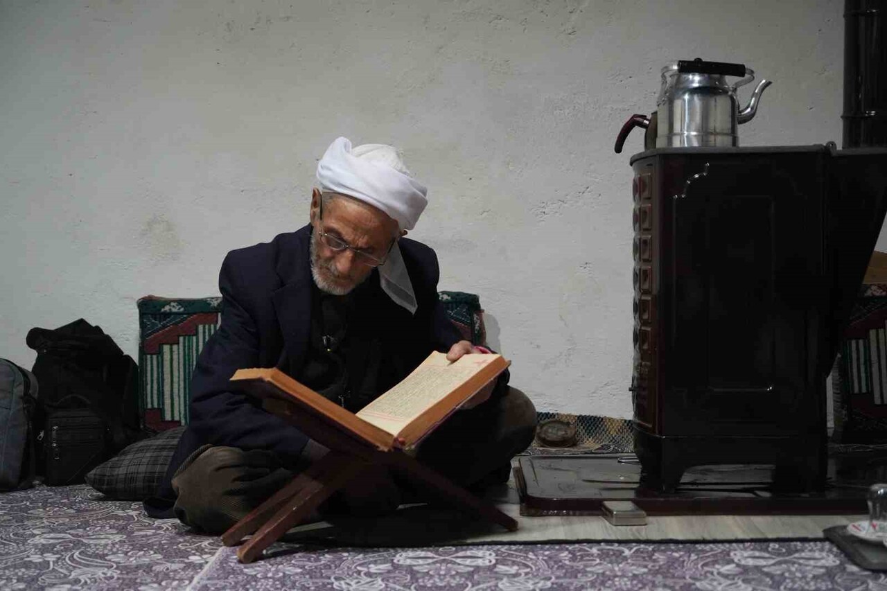 MUŞ’UN KIRKÖY BELDESİNDE YAŞAYAN 86 YAŞINDAKİ RÜSTEM BALIK, YAKLAŞIK YARIM ASIRDIR YALNIZCA ÇAY VE...