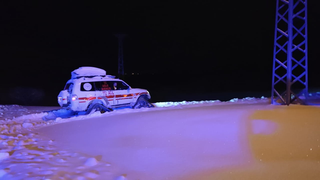 MUŞ’UN KORKUT İLÇESİNDE GÖREV YAPAN KADIN ÖĞRETMEN, YOĞUN KAR VE ENGEBELİ ARAZİ NEDENİYLE PALETLİ...