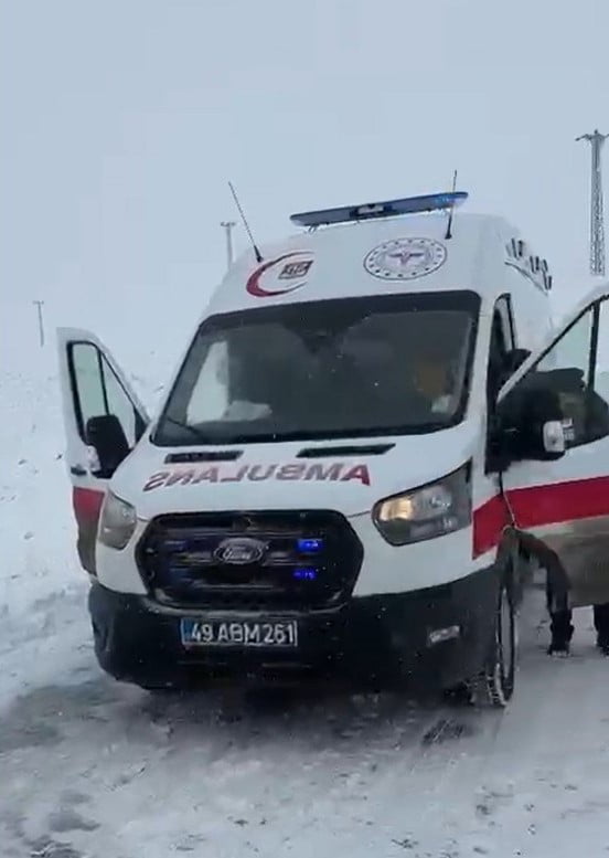 MUŞ’UN KORKUT İLÇESİNE BAĞLI ÇINARARDI KÖYÜNDE DOĞUM SANCILARI BAŞLAYAN BİR KADIN İÇİN 112 ACİL...