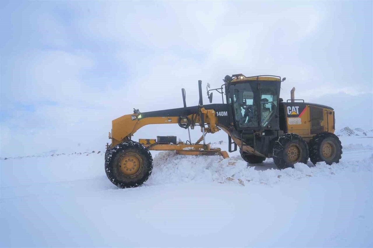 MUŞ’UN VARTO İLÇESİNDE ETKİLİ OLAN KAR YAĞIŞI NEDENİYLE 8 KÖY YOLU ULAŞIMA KAPANDI.