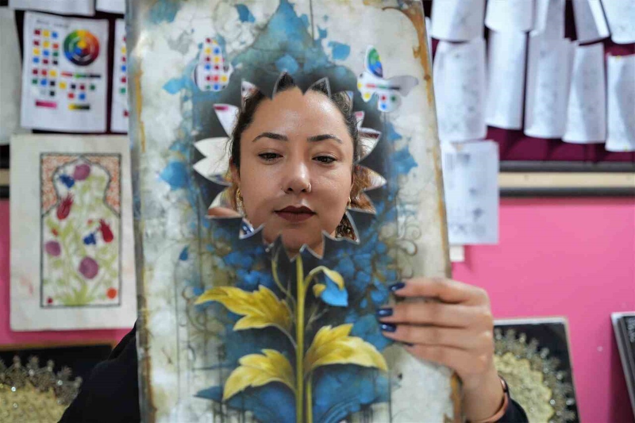 MUŞLU KADINLAR KÂĞIT RÖLYEF KURSUNDA MESLEK ÖĞRENİP EL EMEĞİ ÜRÜNLERİYLE AİLE BÜTÇESİNE KATKI...