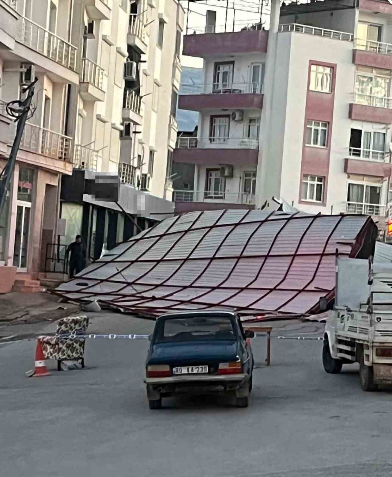 MUT İLÇESİNDE ETKİLİ OLAN ŞİDDETLİ FIRTINADA BİR BİNANIN ÇATISI UÇTU