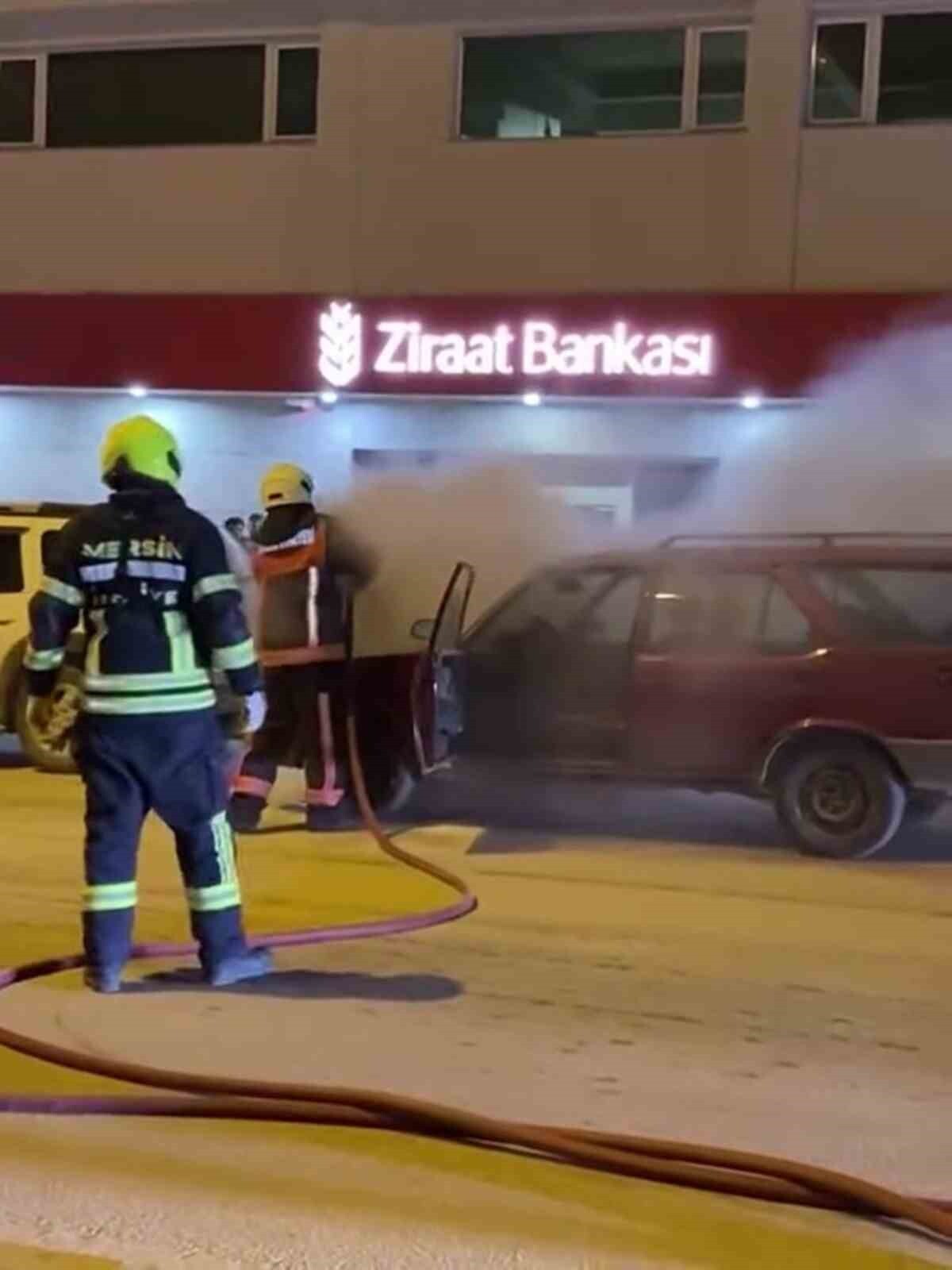 MUT İLÇESİNDE, PARK HALİNDEKİ OTOMOBİL BİR ANDA YANMAYA BAŞLADI. OLAYDA SADECE MADDİ HASAR MEYDANA...